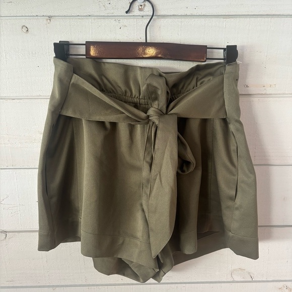 Abercrombie and Fitch  Olive Green Tie Belt Shorts in size medium - Picture 1 of 10
